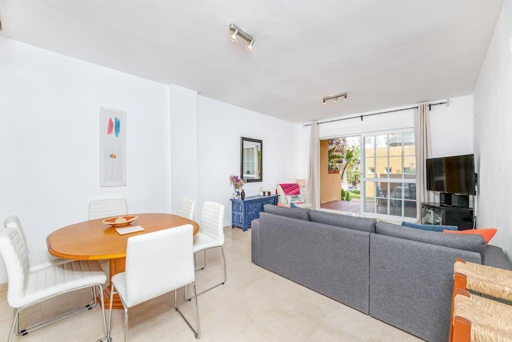 Apartment Beachfront 2 Bedroom On Beach! Rdr351