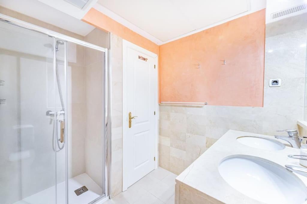 Apartment Beachfront 2 Bedroom On Beach! Rdr351 Marbella